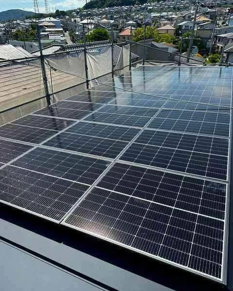 金属屋根に太陽電池パネルを設置しました