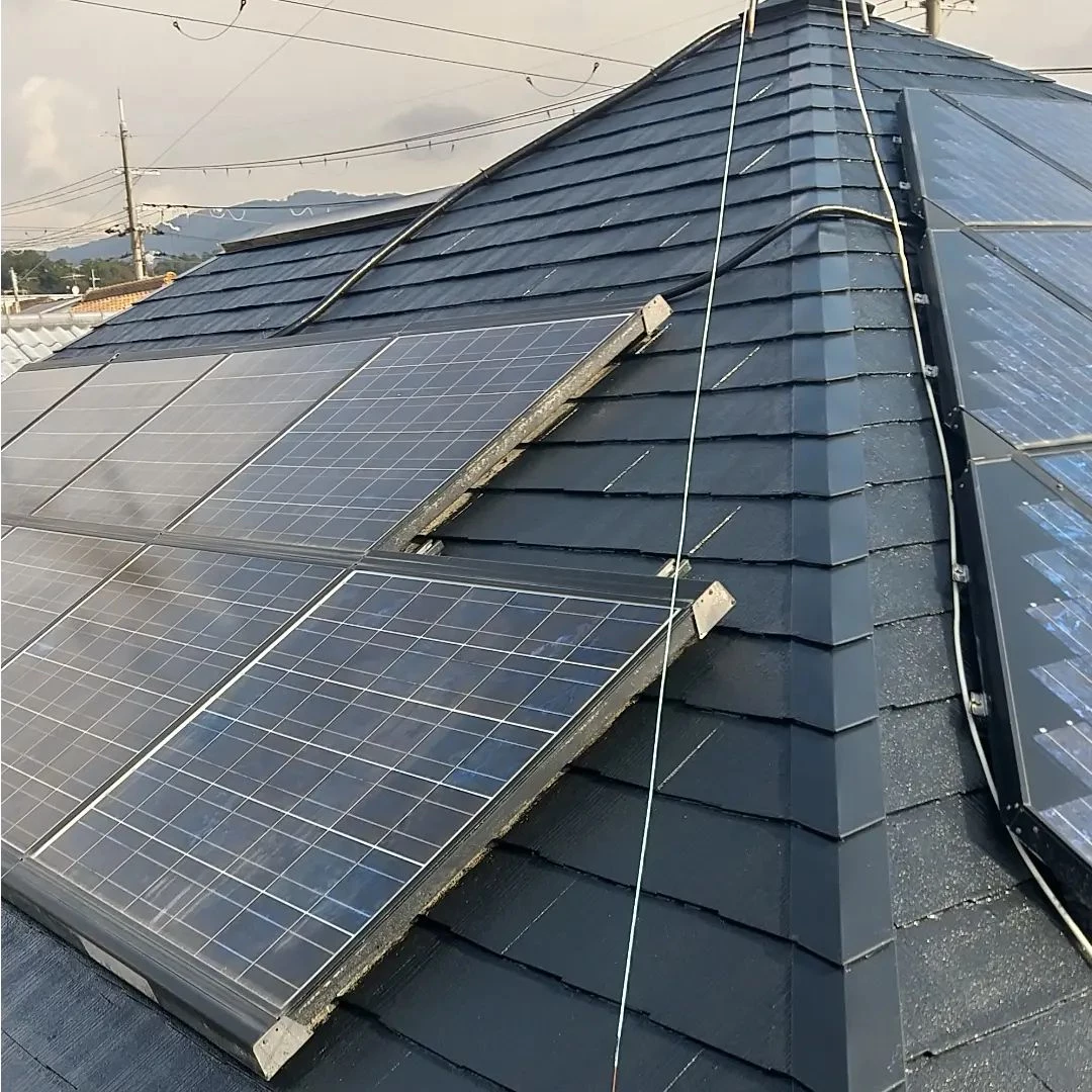 太陽光パネルのある屋根の塗装工事