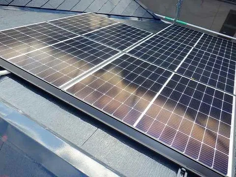 塗装後の屋根に太陽電池パネルを設置しました