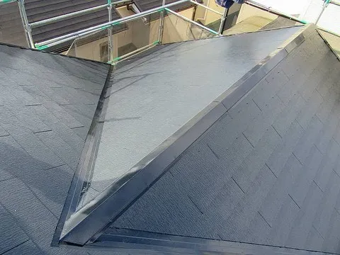 塗装後の屋根に太陽電池パネルを設置しました