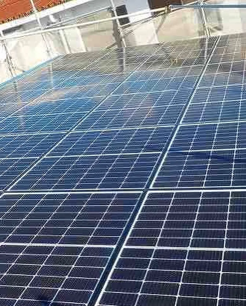 新設の保育園の屋根に太陽光発電