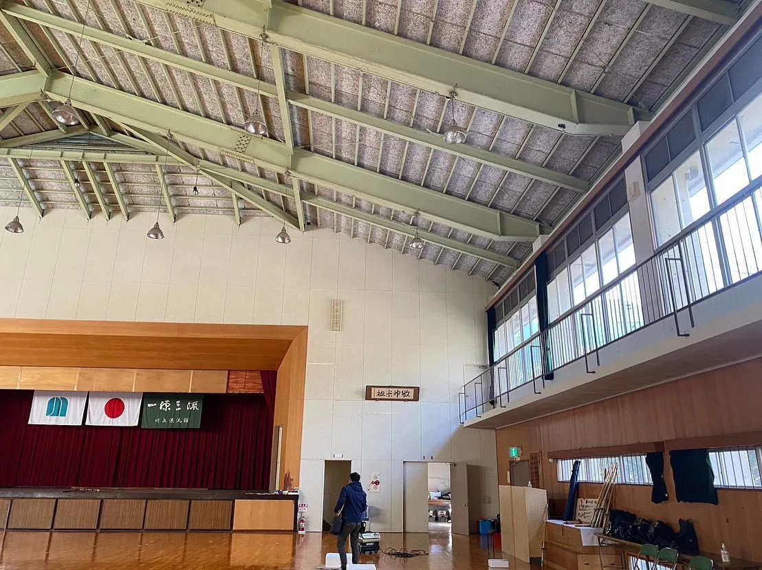 奈良県の某村の教育委員会様から、村営体育館の雨漏り調査依頼。