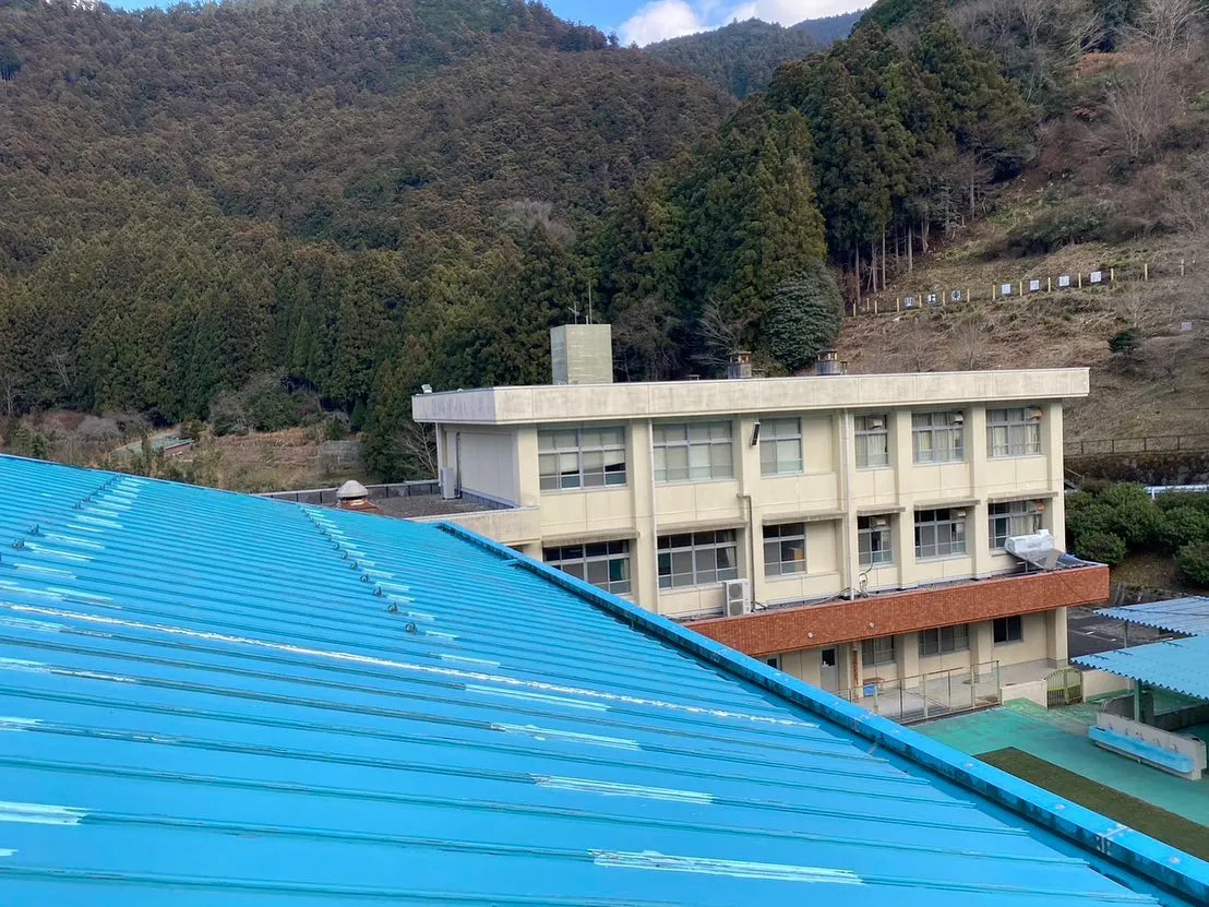 奈良県の某村の教育委員会様から、村営体育館の雨漏り調査依頼。