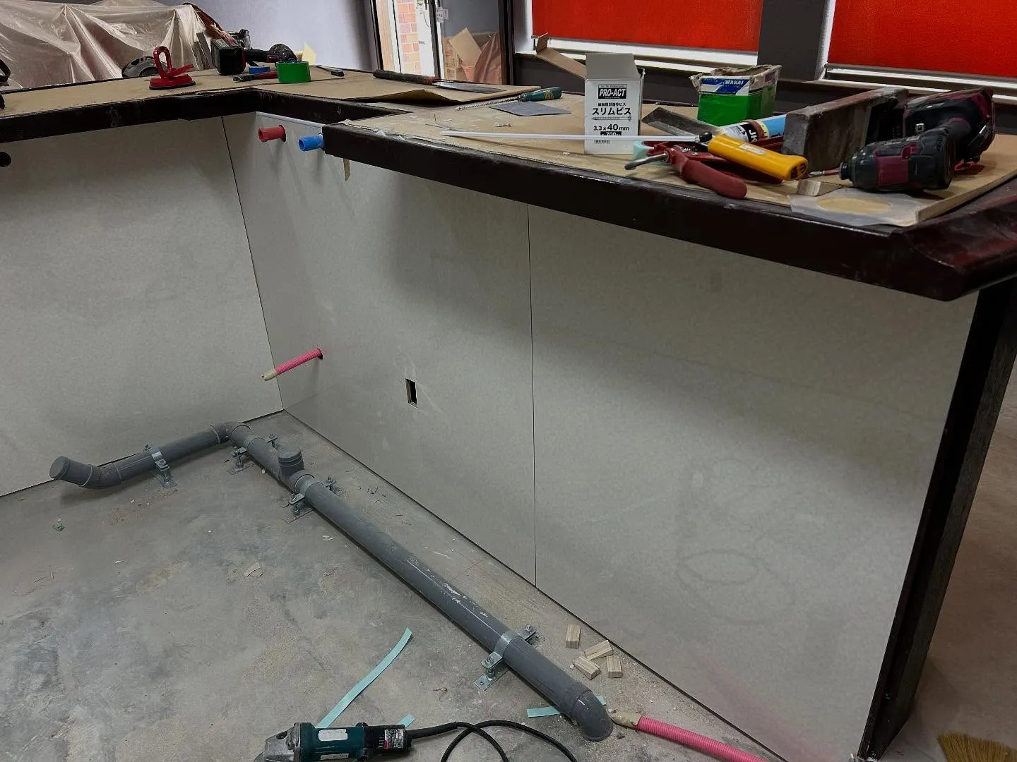 内装工事も終盤に入り仕上げのシーリング