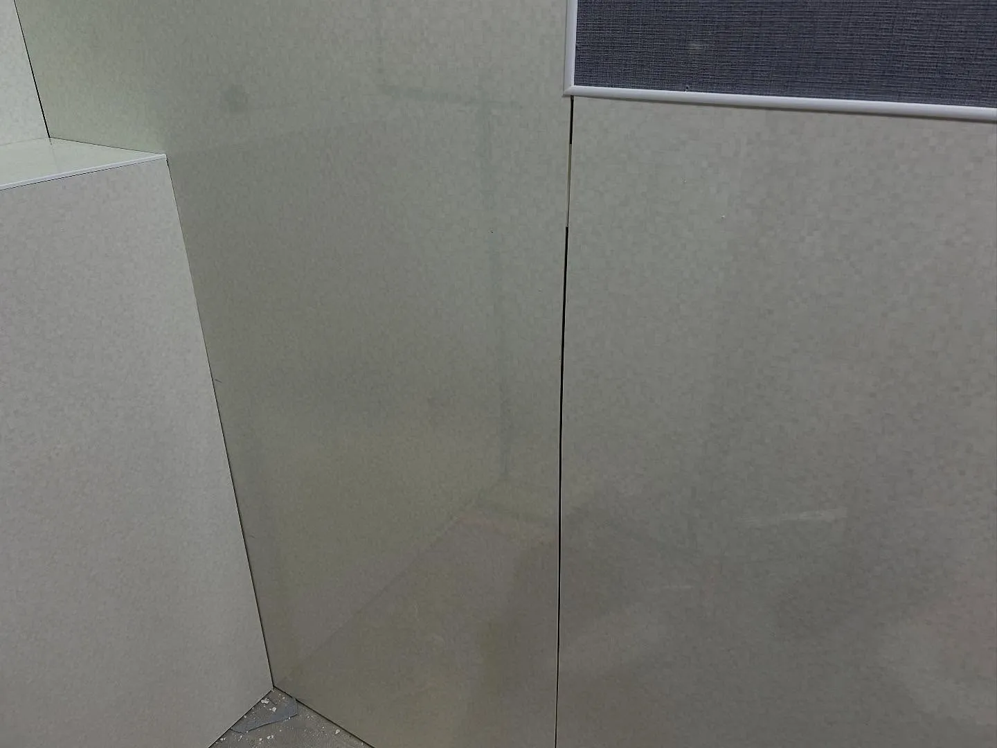 内装工事も終盤に入り仕上げのシーリング