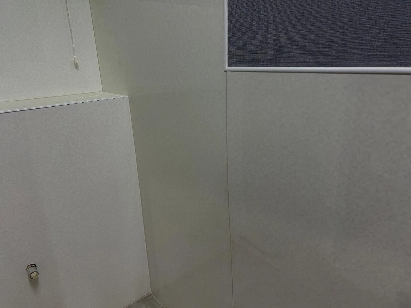 内装工事も終盤に入り仕上げのシーリング