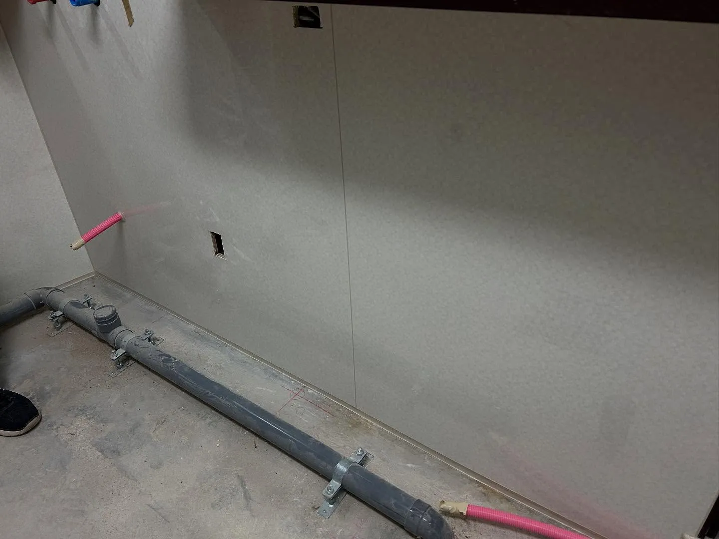 内装工事も終盤に入り仕上げのシーリング