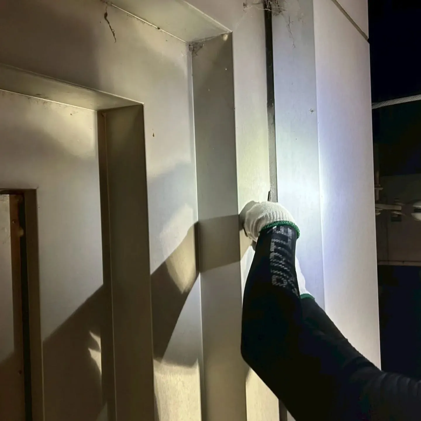 外壁のひび割れやシーリング劣化は、雨漏りの原因に直結します。