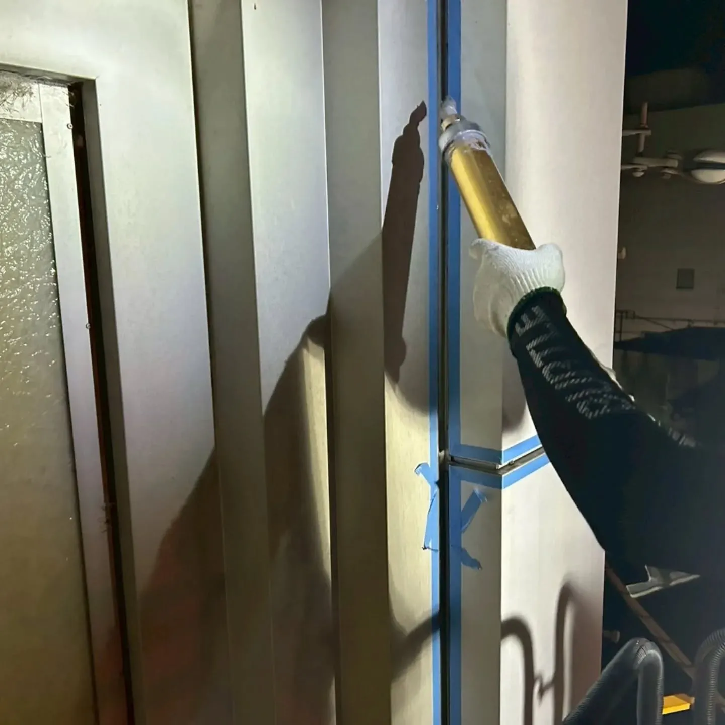 外壁のひび割れやシーリング劣化は、雨漏りの原因に直結します。