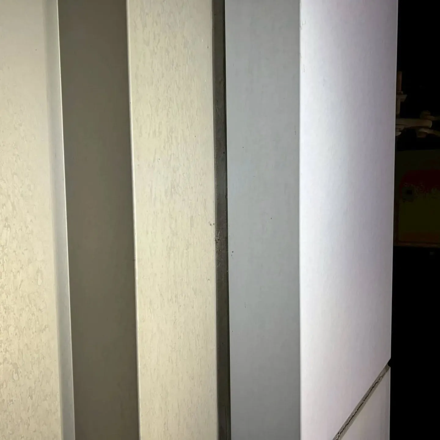 外壁のひび割れやシーリング劣化は、雨漏りの原因に直結します。