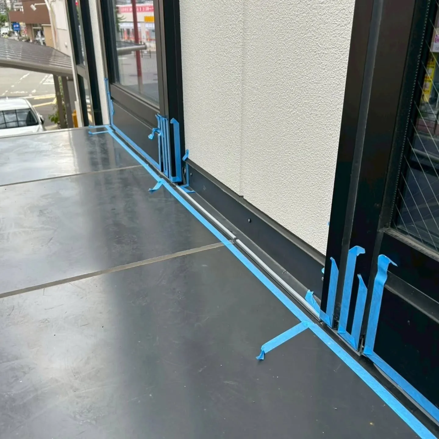 オフィスビル共用廊下部分のコーキング工事です。