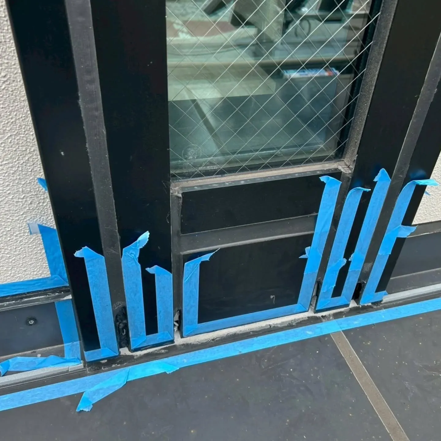 オフィスビル共用廊下部分のコーキング工事です。