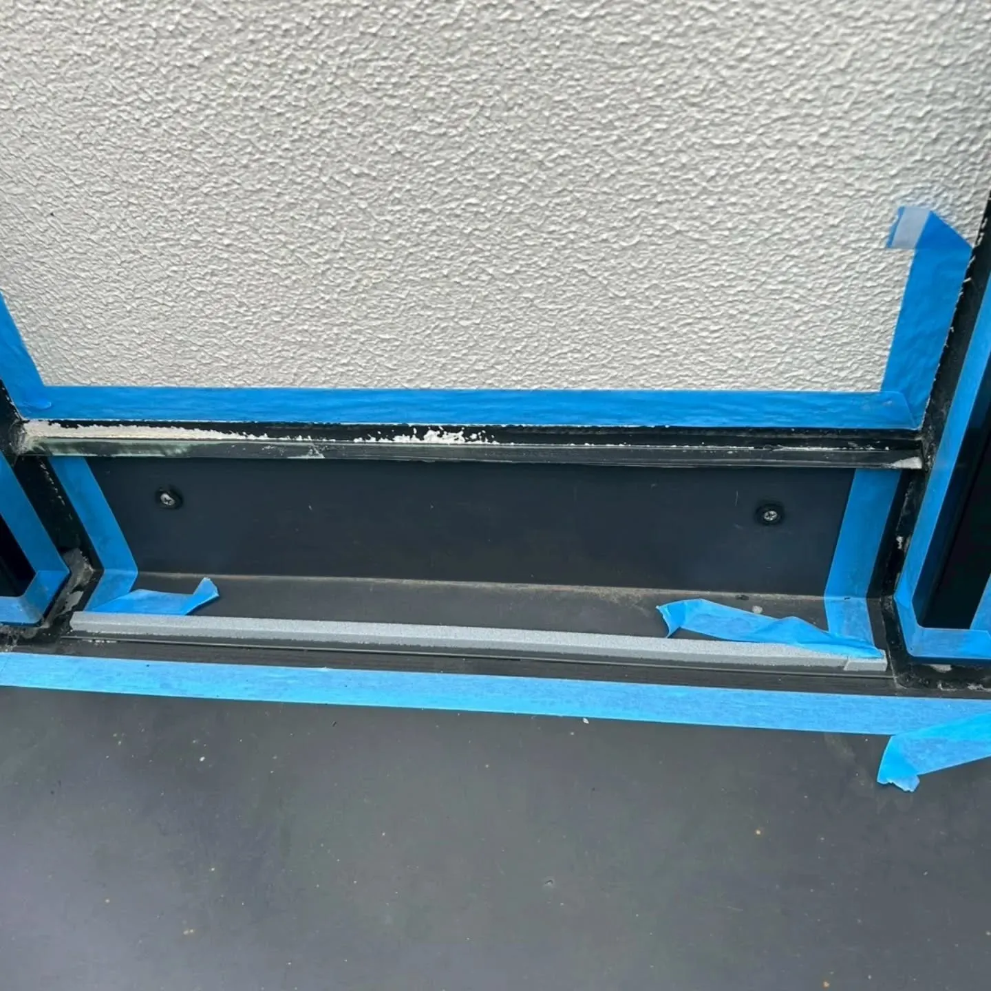 オフィスビル共用廊下部分のコーキング工事です。