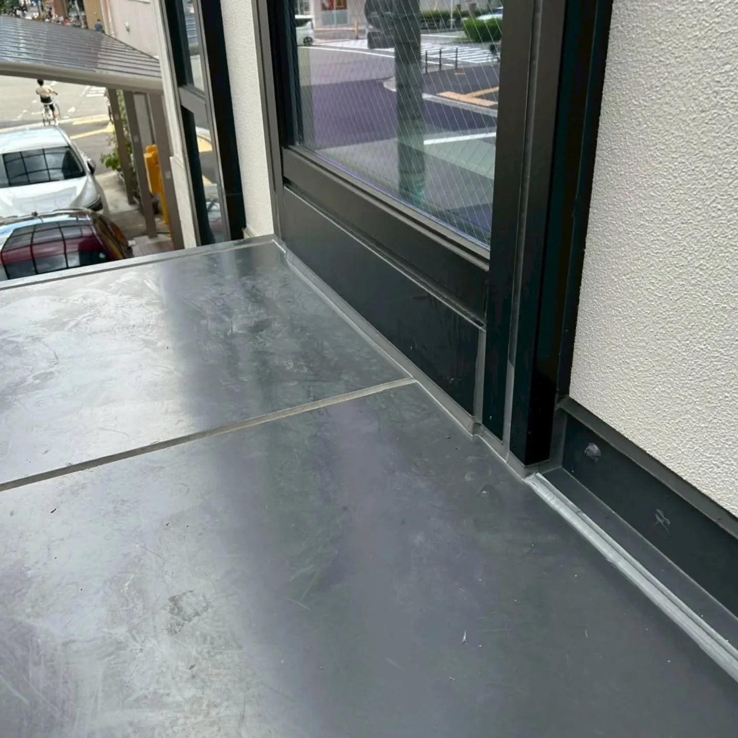 オフィスビル共用廊下部分のコーキング工事が完了しました✨