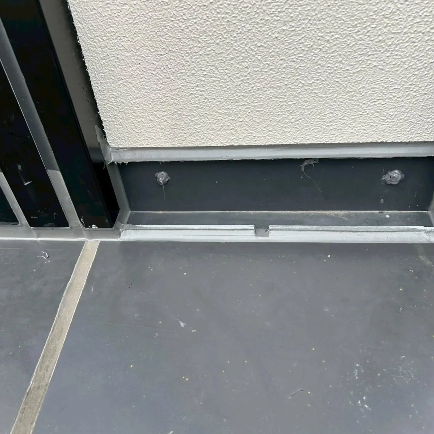 オフィスビル共用廊下部分のコーキング工事が完了しました✨