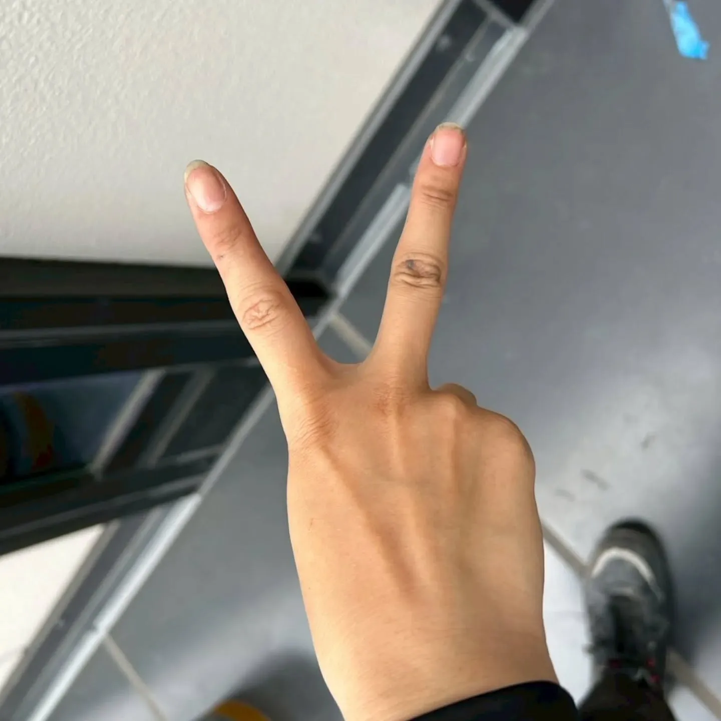 オフィスビル共用廊下部分のコーキング工事が完了しました✨