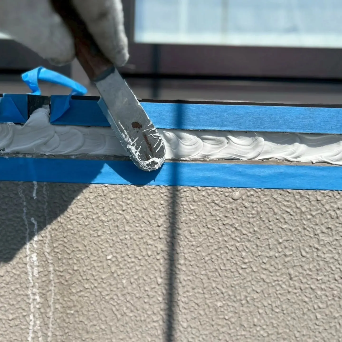 外壁サッシまわりのコーキング工事中!