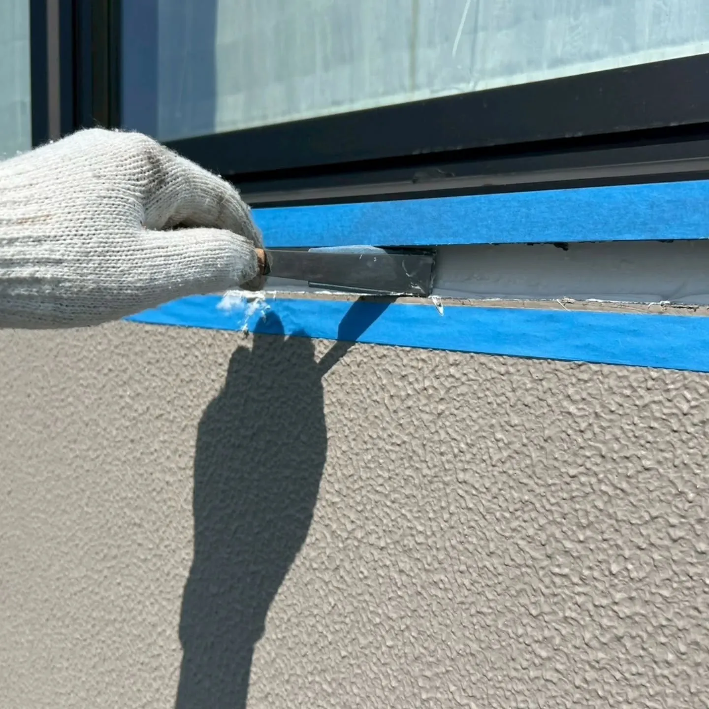 外壁サッシまわりのコーキング工事中!
