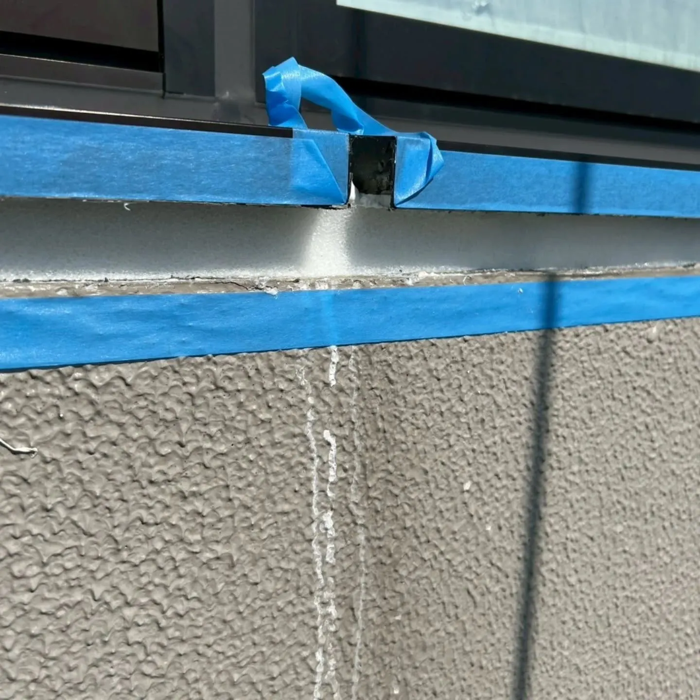 外壁サッシまわりのコーキング工事中!