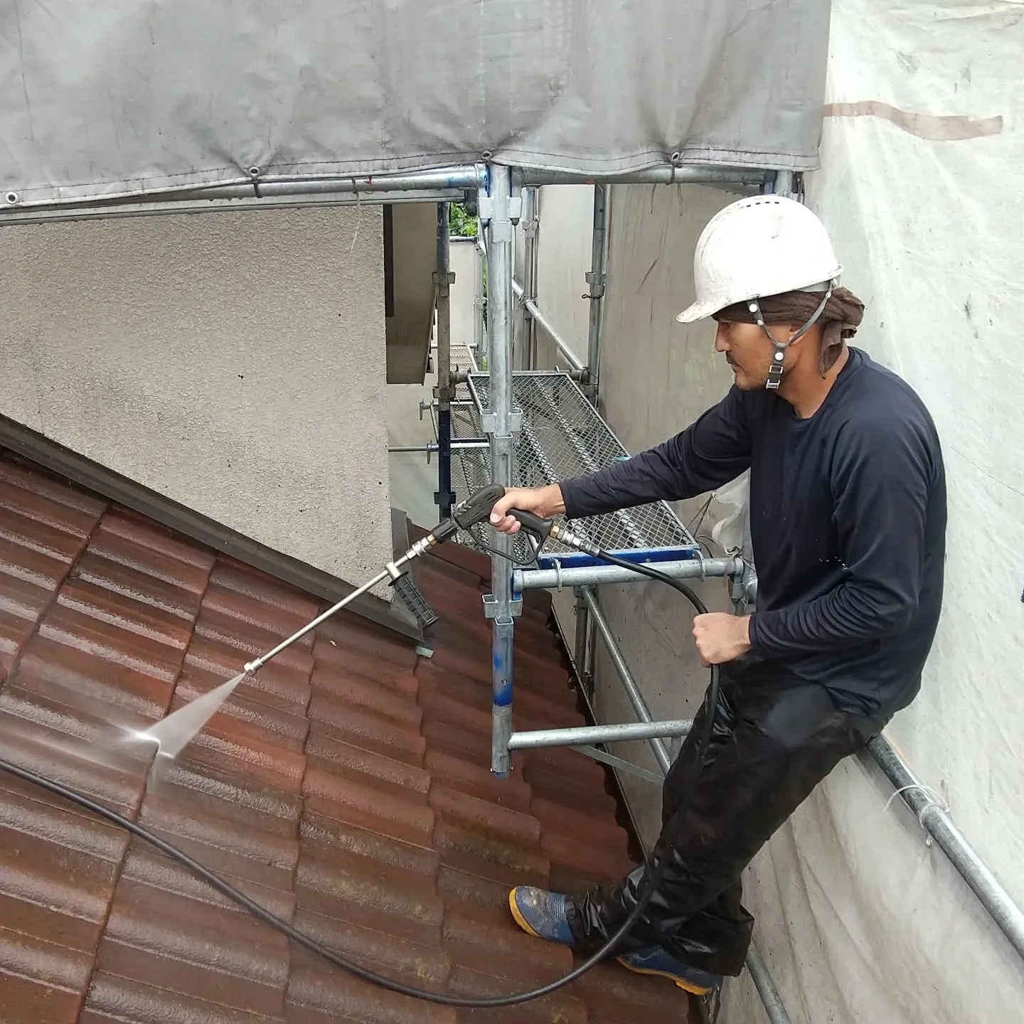 本日は屋根の高圧洗浄作業を行っています💦