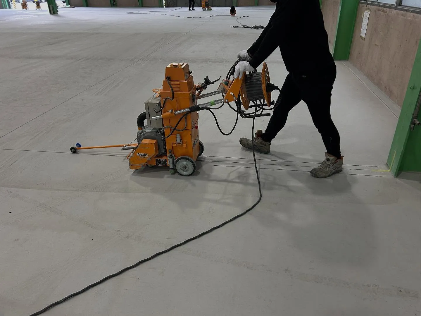 塗り床工事の開始