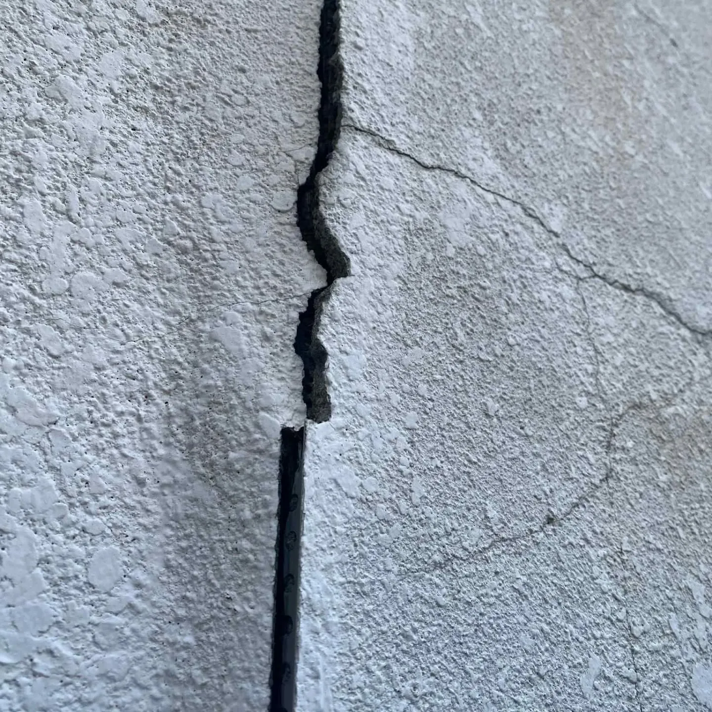 写真のような細いひび割れ、「まだ大丈夫」「雨漏りしてないから...