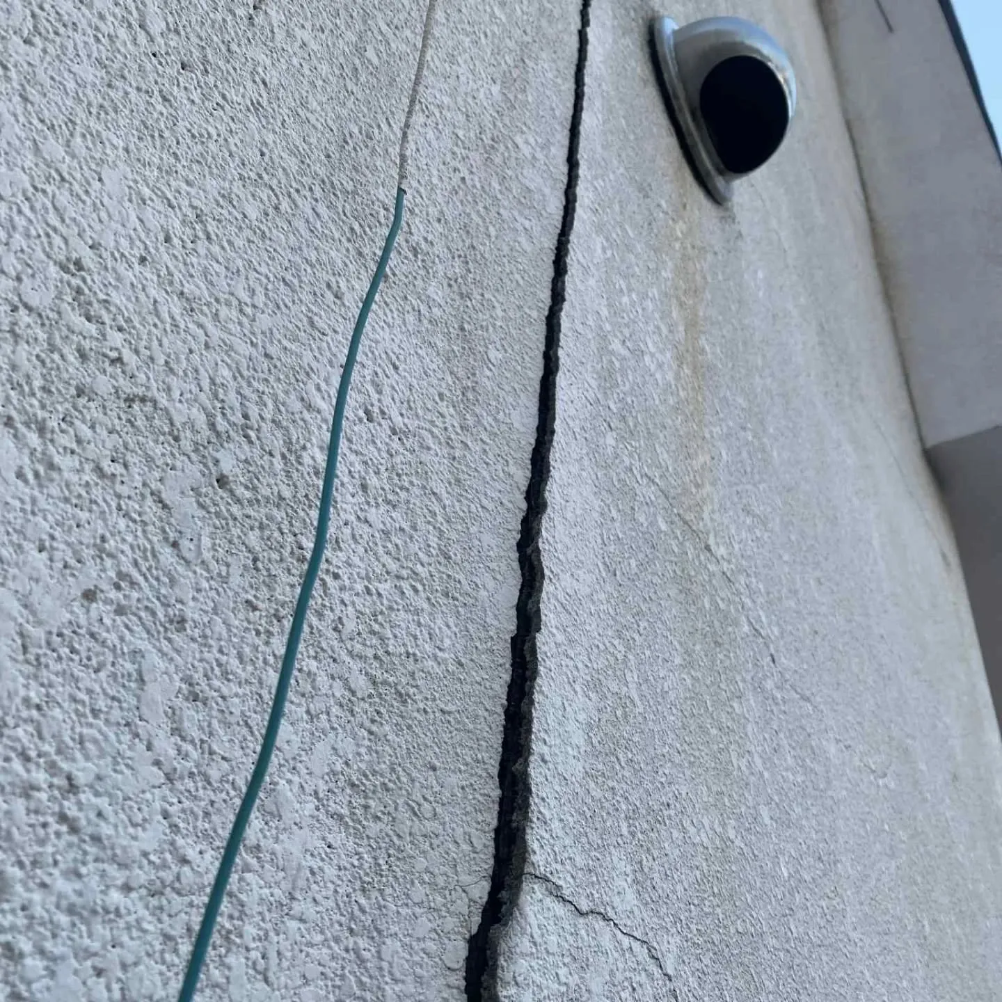 写真のような細いひび割れ、「まだ大丈夫」「雨漏りしてないから...