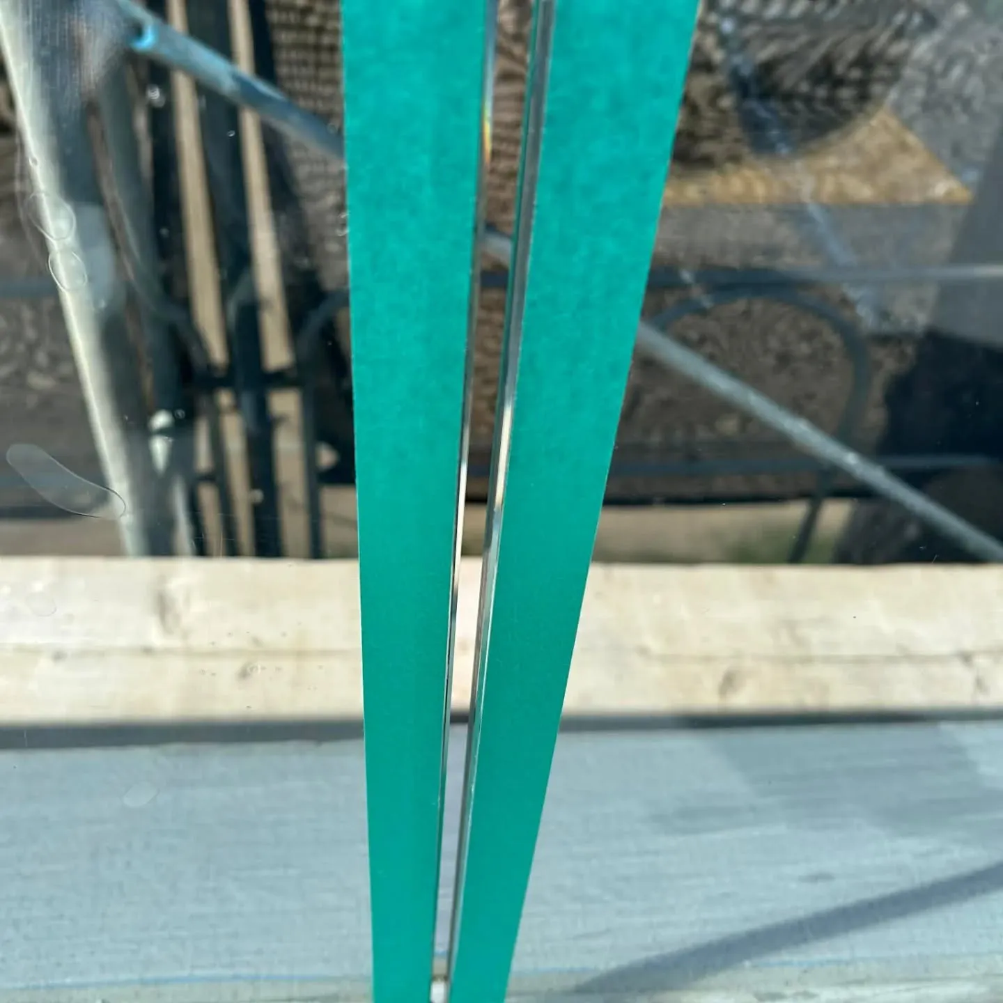 ガラス板入り手すり、コーキング工事です。