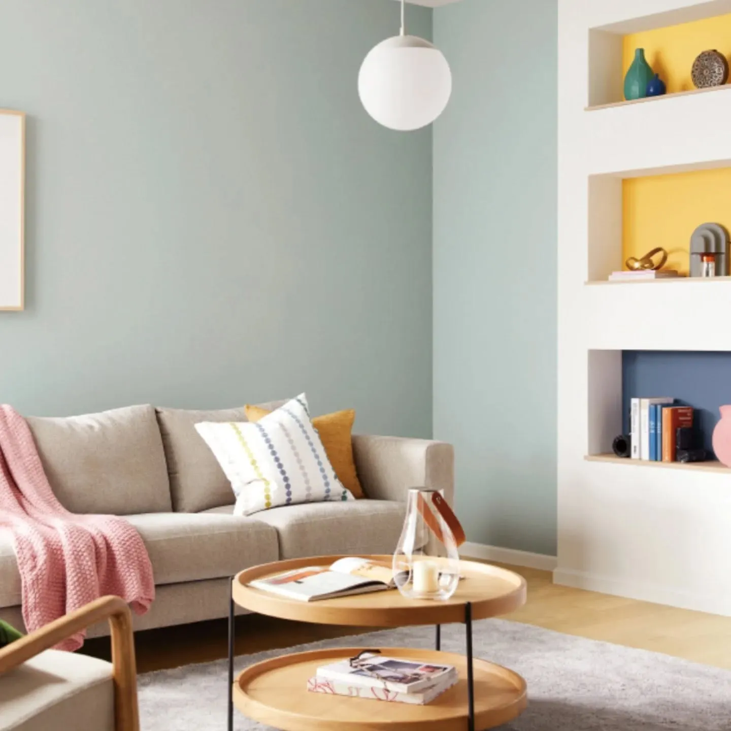 マットな質感と、くすんだイエローが印象的なペイント調壁紙。